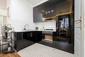 Atmospheric Mariensztat by Renters