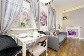 Atmospheric Mariensztat by Renters