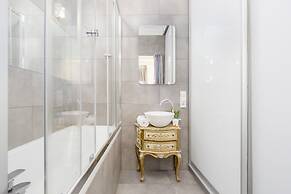 Atmospheric Mariensztat by Renters