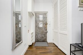 Atmospheric Mariensztat by Renters