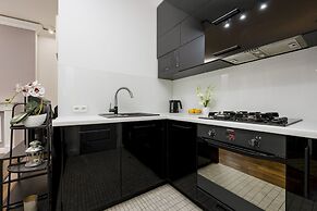 Atmospheric Mariensztat by Renters