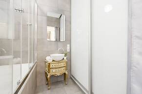 Atmospheric Mariensztat by Renters