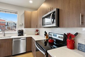 Elegant Oasis - Fireplaces, King Beds, Mtn Views!