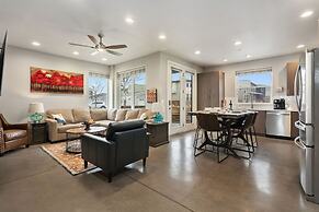 Elegant Oasis - Fireplaces, King Beds, Mtn Views!