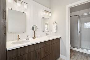 Elegant Oasis - Fireplaces, King Beds, Mtn Views!