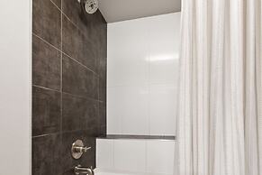 Elegant Oasis - Fireplaces, King Beds, Mtn Views!