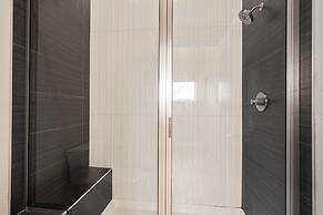 Elegant Oasis - Fireplaces, King Beds, Mtn Views!