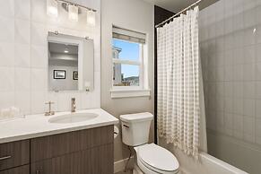 Elegant Oasis - Fireplaces, King Beds, Mtn Views!