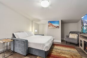 Elegant Oasis - Fireplaces, King Beds, Mtn Views!