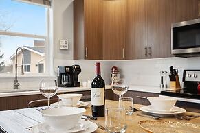 Elegant Oasis - Fireplaces, King Beds, Mtn Views!