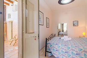 Villa Marzia with garden and near the sea