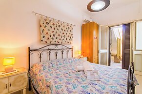 Villa Marzia with garden and near the sea