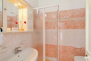 Villa Marzia with garden and near the sea