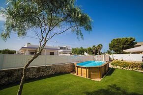 Villa Marzia with garden and near the sea