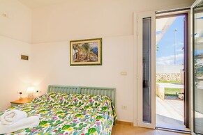 Villa Marzia with garden and near the sea