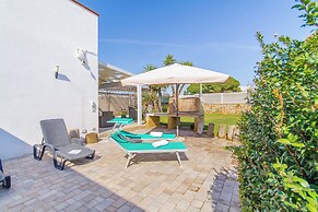 Villa Marzia with garden and near the sea