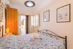 Villa Marzia with garden and near the sea