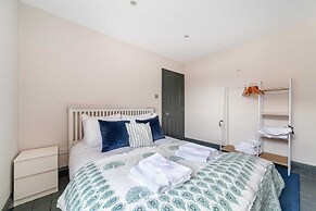 Colourful Southfields Charm