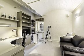 Charming Home in St Katharine Docks