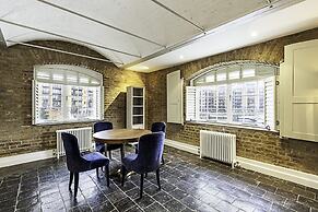 Charming Home in St Katharine Docks