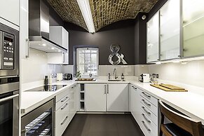 Charming Home in St Katharine Docks