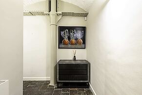 Charming Home in St Katharine Docks