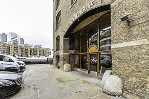 Charming Home in St Katharine Docks