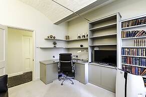 Charming Home in St Katharine Docks