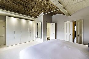 Charming Home in St Katharine Docks