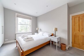 Modern 2-bed Flat in Shepherds Bush - Comfort & Style!