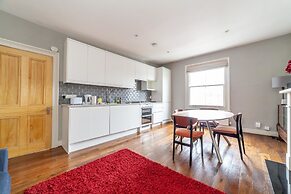 Modern 2-bed Flat in Shepherds Bush - Comfort & Style!