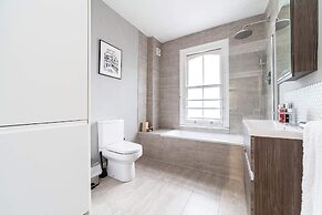 Modern 2-bed Flat in Shepherds Bush - Comfort & Style!