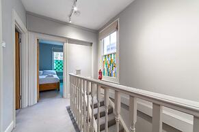 Modern 2-bed Flat in Shepherds Bush - Comfort & Style!