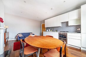 Modern 2-bed Flat in Shepherds Bush - Comfort & Style!