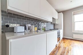 Modern 2-bed Flat in Shepherds Bush - Comfort & Style!