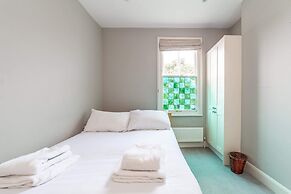 Modern 2-bed Flat in Shepherds Bush - Comfort & Style!