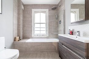 Modern 2-bed Flat in Shepherds Bush - Comfort & Style!