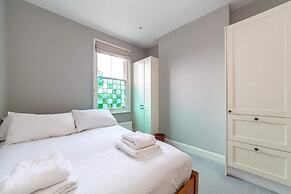 Modern 2-bed Flat in Shepherds Bush - Comfort & Style!