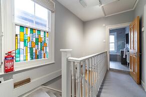 Modern 2-bed Flat in Shepherds Bush - Comfort & Style!