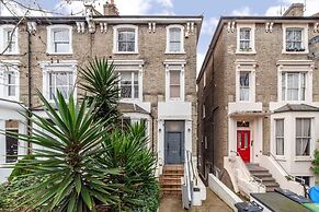 Modern 2-bed Flat in Shepherds Bush - Comfort & Style!