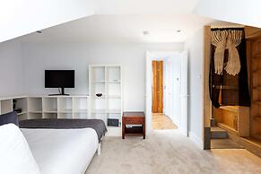 Bright Maida Vale Apartment