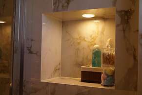 Daphne Luxury Apartment