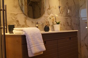 Daphne Luxury Apartment