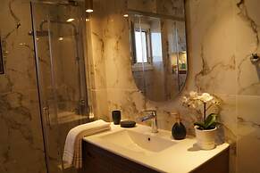 Daphne Luxury Apartment