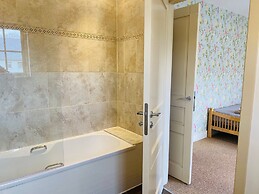 Bright Modern Welcoming Home Easy Stroll Along Pathway Into Kenmare To