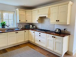 Bright Modern Welcoming Home Easy Stroll Along Pathway Into Kenmare To