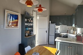 Detached Cottage Overlooking Lake in Connemara
