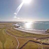Detached Cottage Overlooking Lake in Connemara