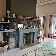 Detached Cottage Overlooking Lake in Connemara