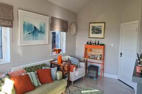 Detached Cottage Overlooking Lake in Connemara